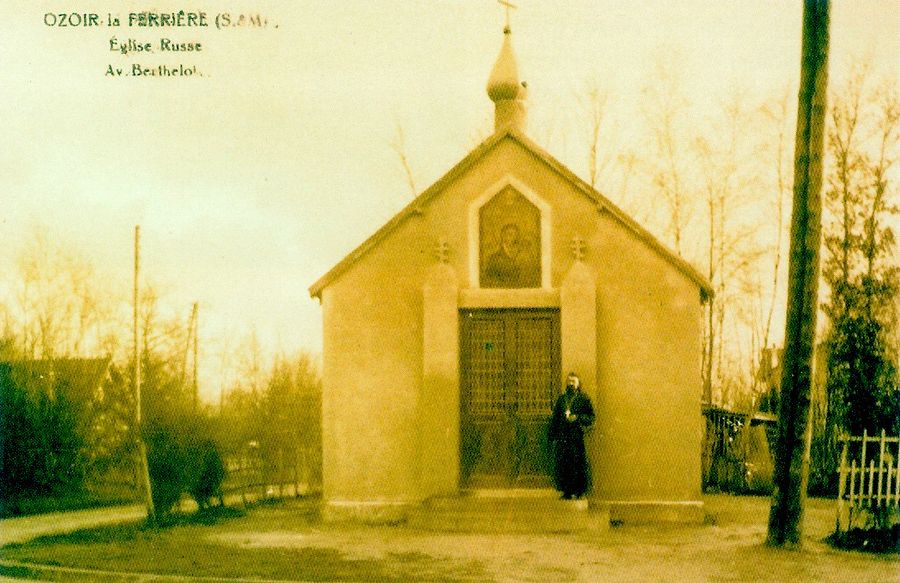 Eglise Russe 589 & 589 bis angle Avenue Berthelot et Ave du Muguet avec Jean Malijenovsky (Ancien officier de l’armée Blanche ; il assurera la fonction d’Archiprêtre).