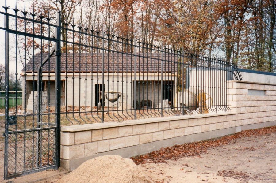 Les grilles de la maison du juge... au stade de la Charmeraie